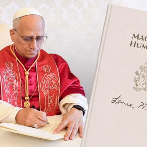 Le pape Léon XIV signant l'encyclique Magnifica Humanitas